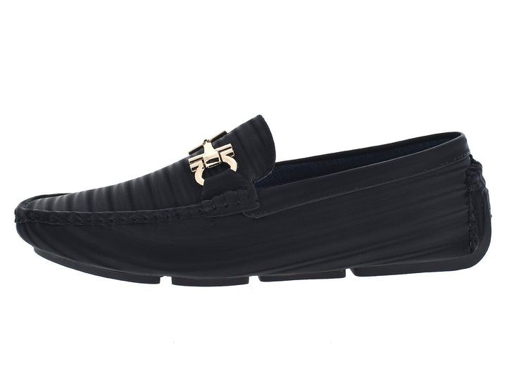 Par de mocasines negros Platini con herraje dorado y textura rayada sobre fondo blanco.