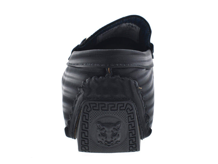 Par de mocasines negros Platini con herraje dorado y textura rayada sobre fondo blanco.