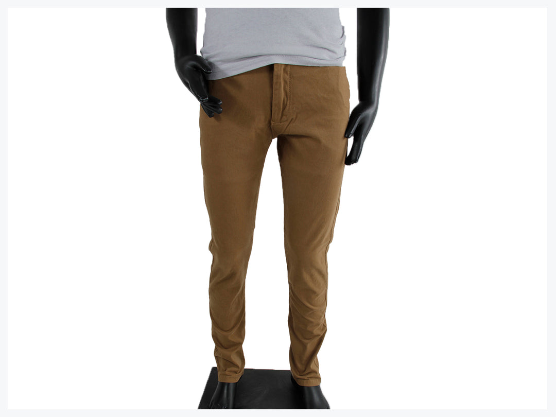 Pantalón casual color beige para niño exhibido en un maniquí sobre fondo blanco.