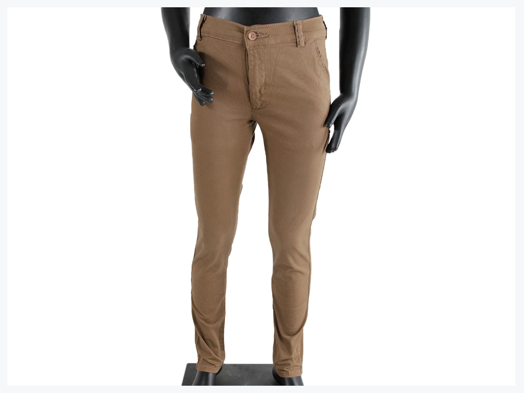 Pantalón color khaki para niño exhibido en un maniquí negro.