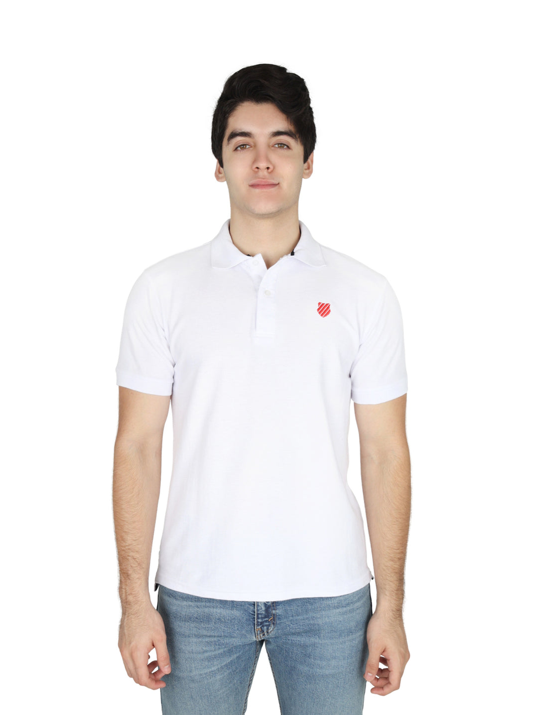 Hombre vistiendo una playera polo blanca de manga corta marca K-Swiss y pantalones vaqueros azules.