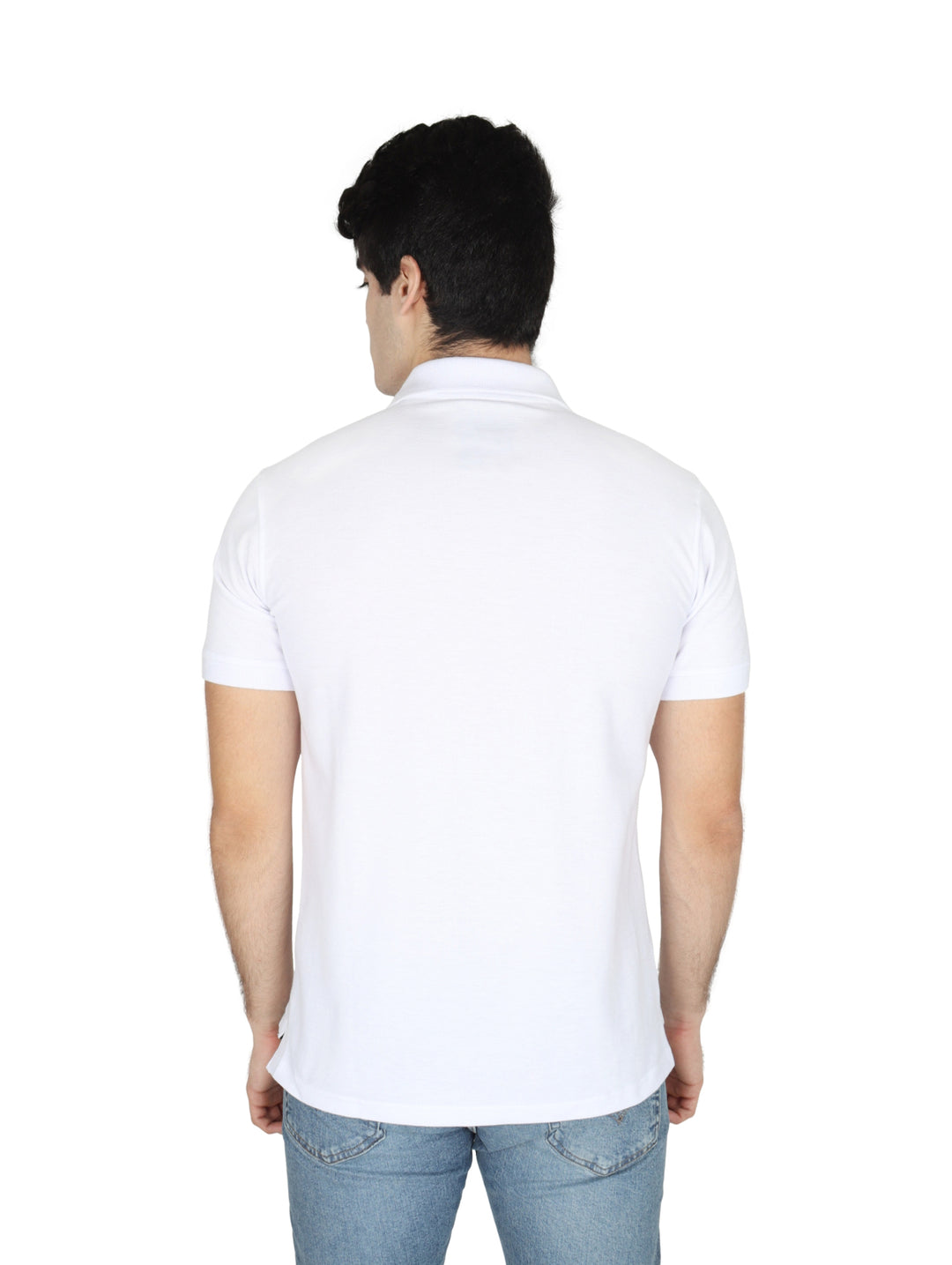 Hombre vistiendo una playera polo blanca de manga corta marca K-Swiss y pantalones vaqueros azules.