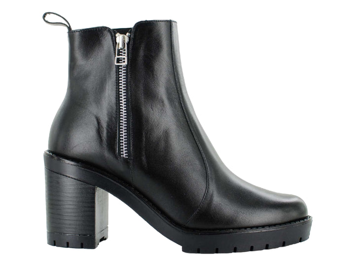 Botín negro de cuero para mujer con tacón grueso y cierre lateral plateado.