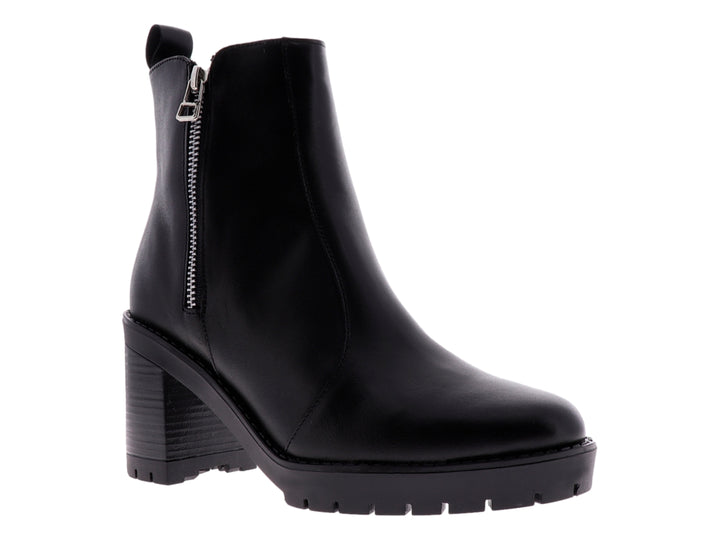 Botín negro de cuero para mujer con tacón grueso y cierre lateral plateado.