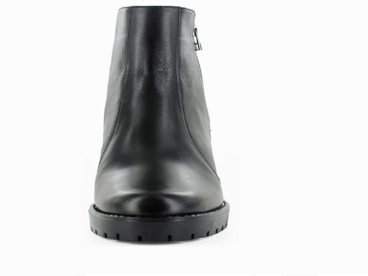 Botín negro de cuero para mujer con tacón grueso y cierre lateral plateado.
