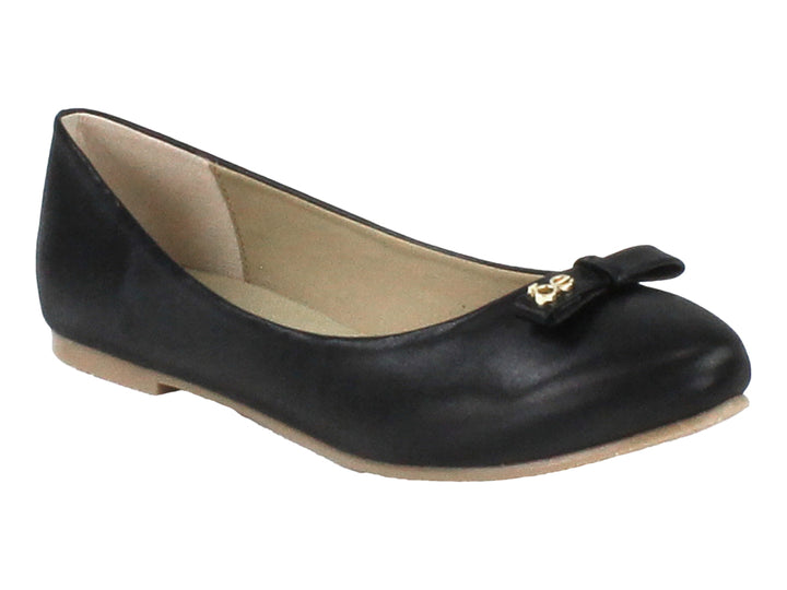 Zapato plano color negro con un pequeño moño decorativo en la punta y suela beige.