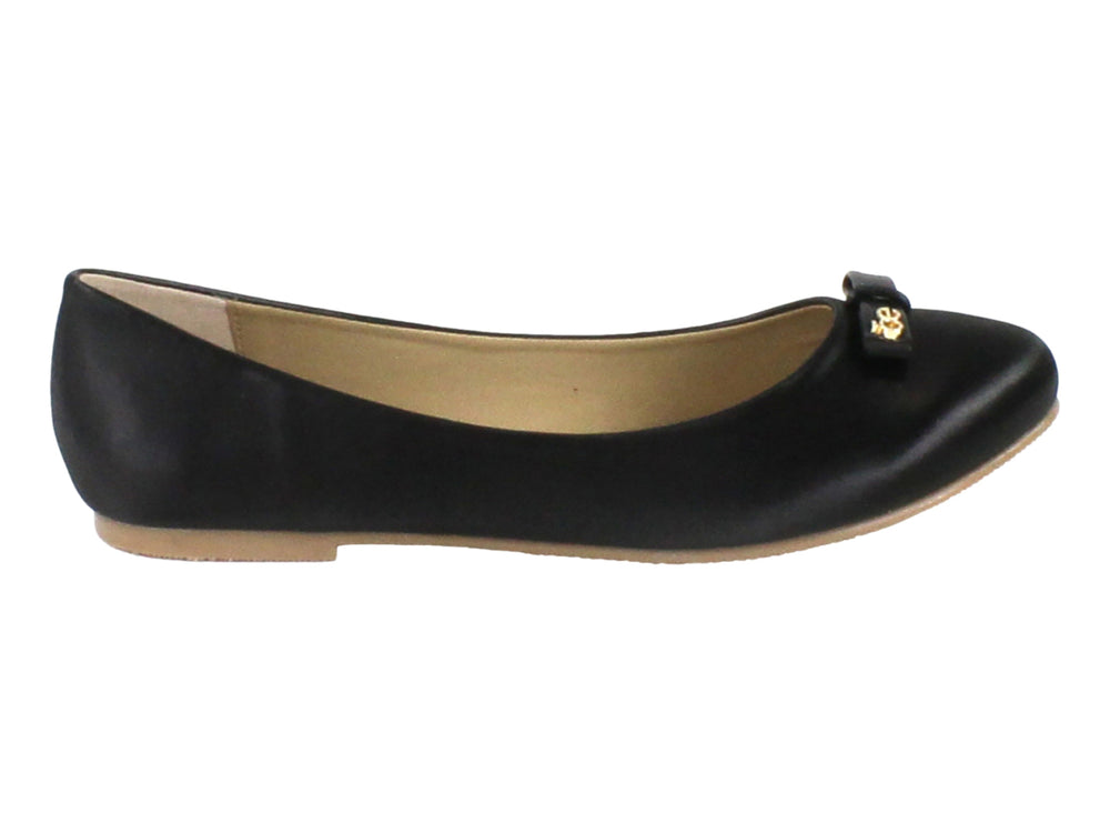 Zapato plano color negro con un pequeño moño decorativo en la punta y suela beige.
