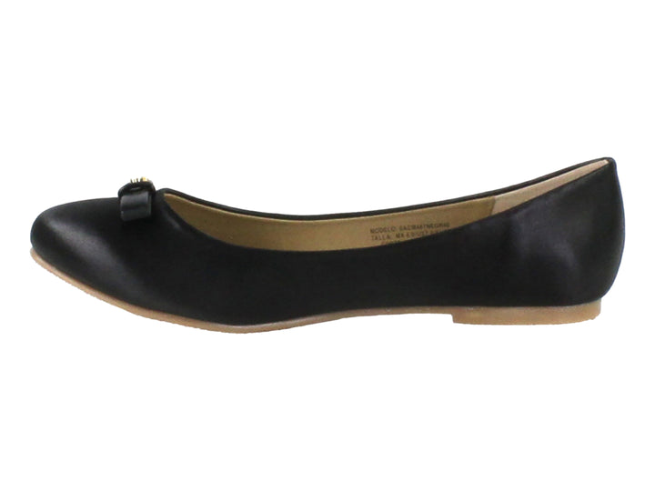 Zapato plano color negro con un pequeño moño decorativo en la punta y suela beige.