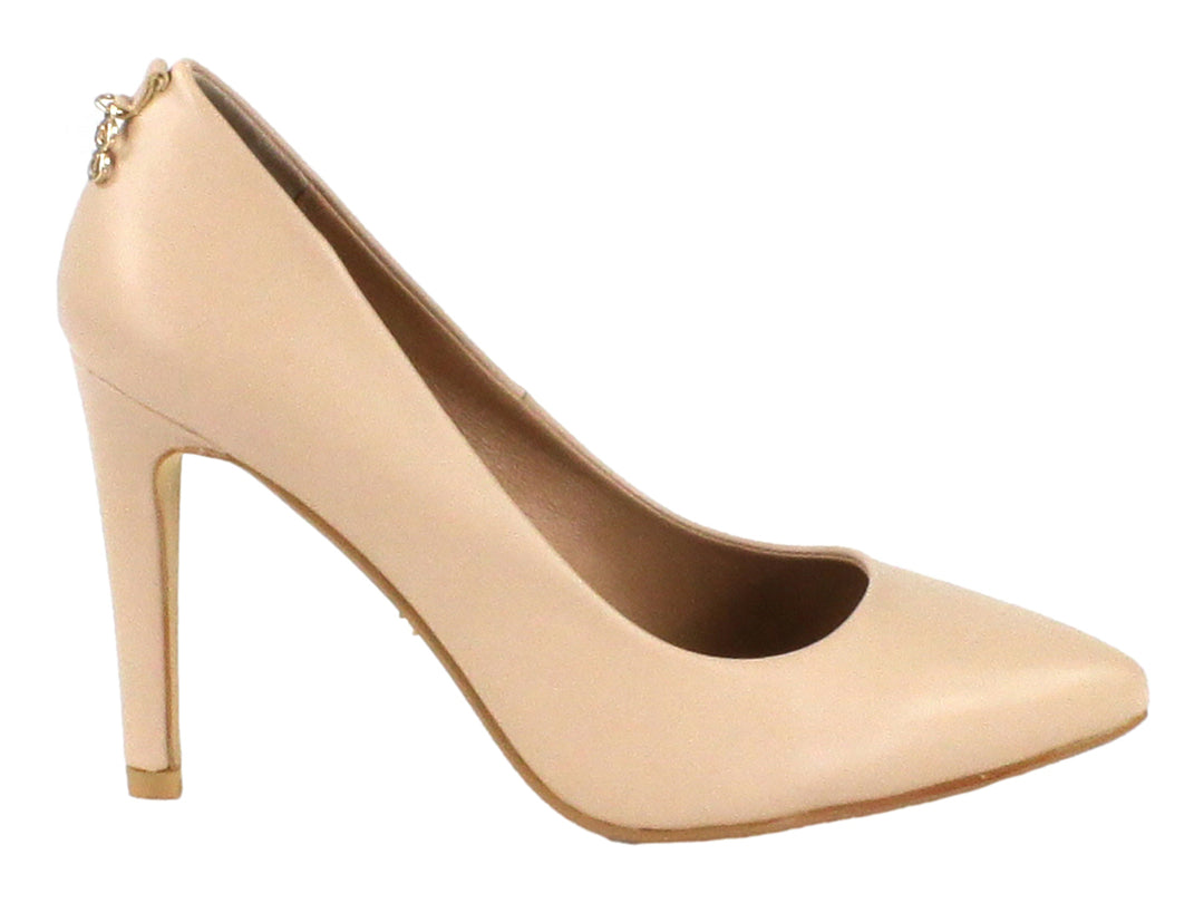 Zapato de tacón alto color beige con punta fina y acabado liso.