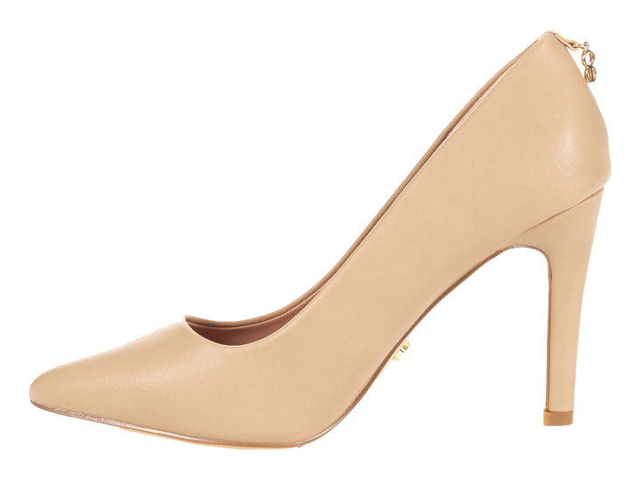Zapato de tacón alto color beige con punta fina y acabado liso.