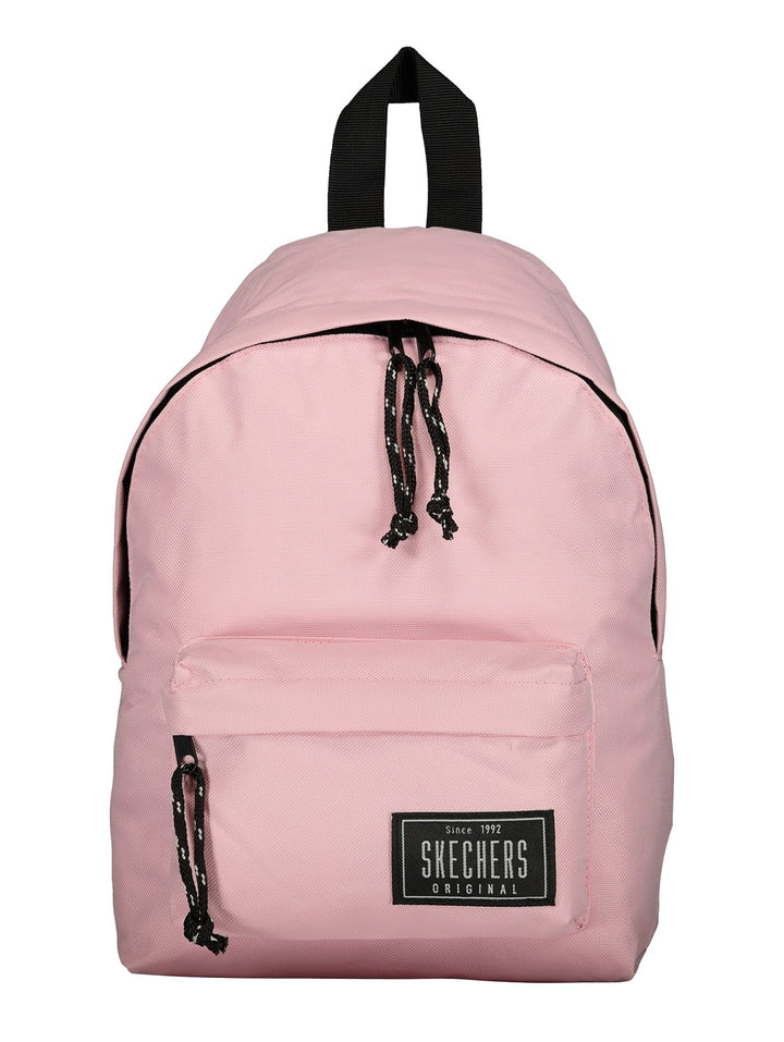 Mochila Skechers color durazno con detalles en negro y bolsillo frontal.