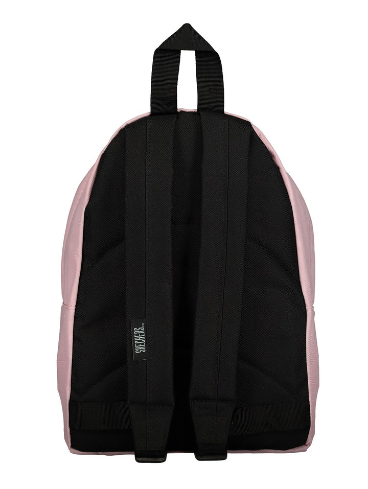 Mochila Skechers color durazno con detalles en negro y bolsillo frontal.