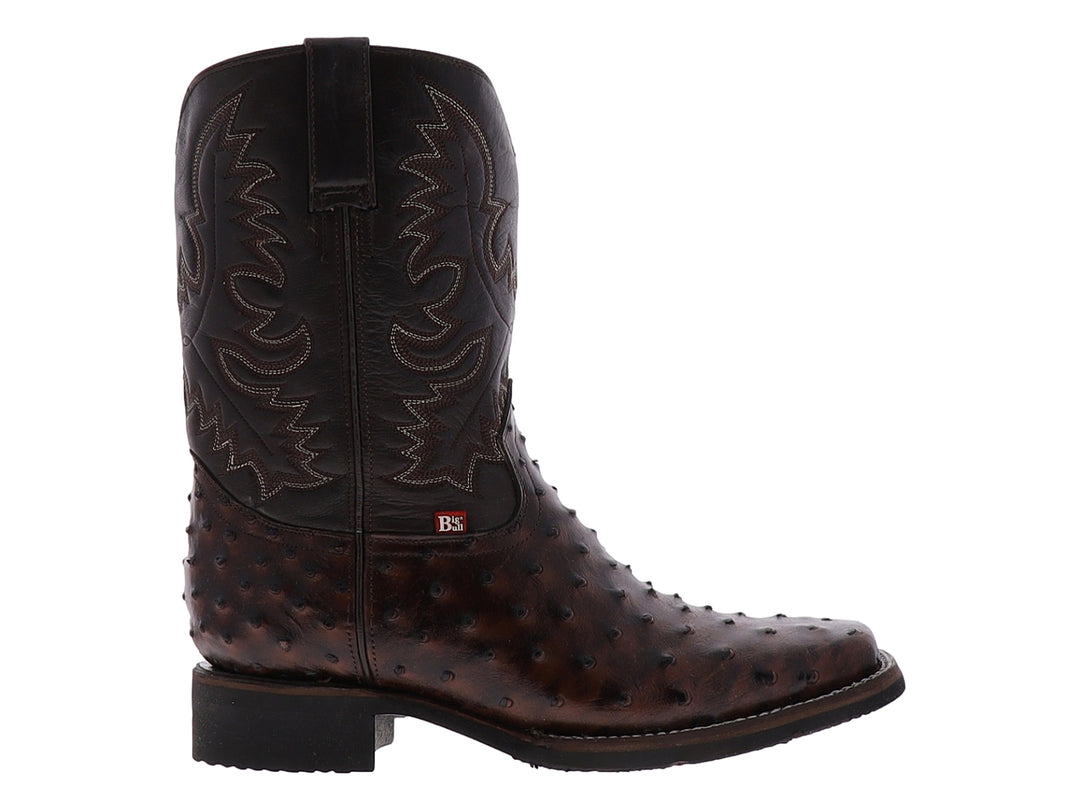 Bota vaquera de piel de avestruz color chocolate con bordados decorativos y suela negra.