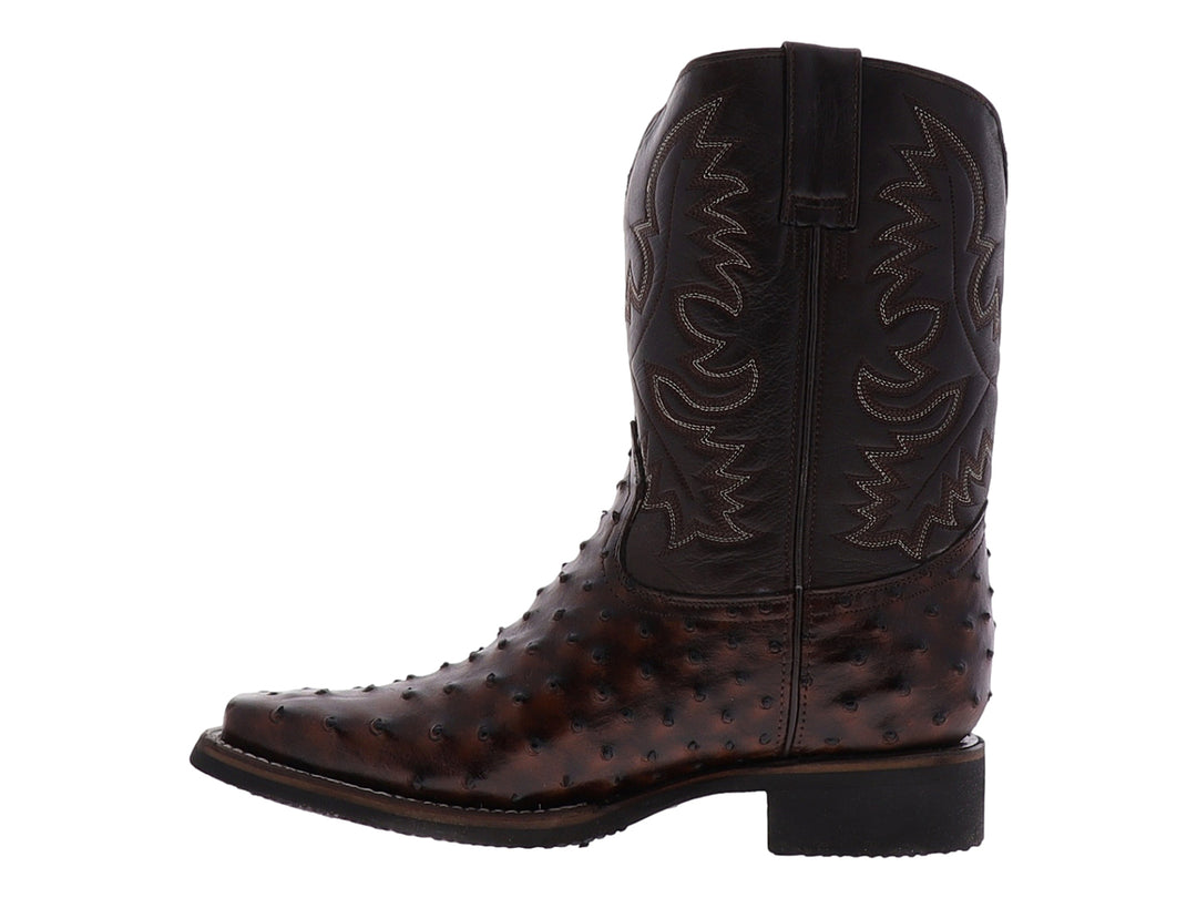 Bota vaquera de piel de avestruz color chocolate con bordados decorativos y suela negra.