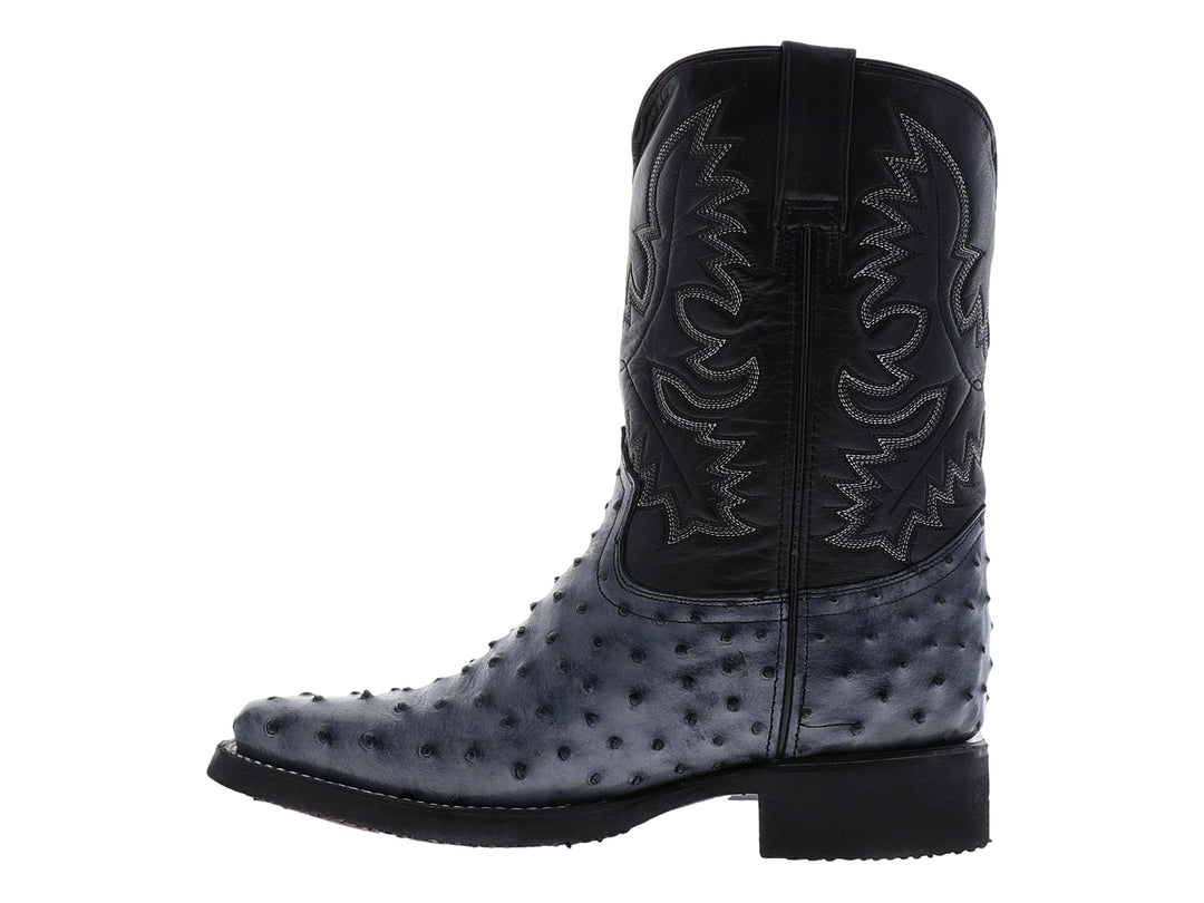 Botas vaqueras para hombre de cuero de avestruz color gris con tubo negro y costuras decorativas.