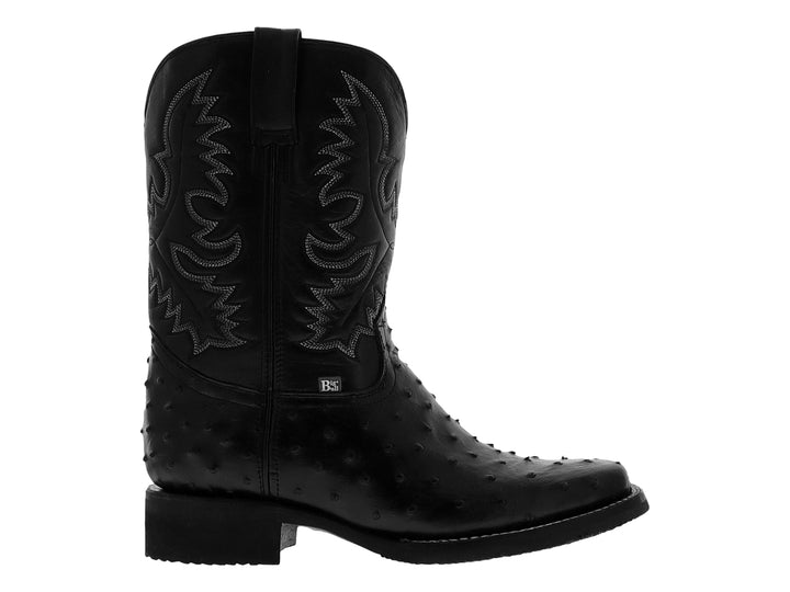Bota vaquera de cuero de avestruz color negro con suela de hule y detalles bordados.