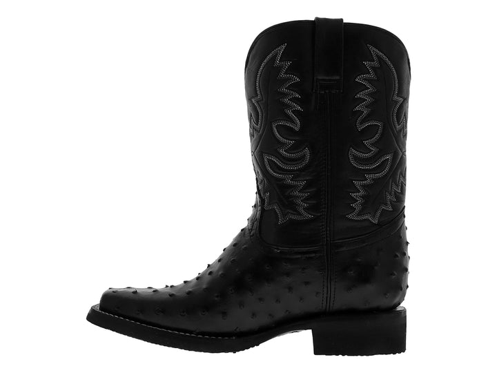 Bota vaquera de cuero de avestruz color negro con suela de hule y detalles bordados.
