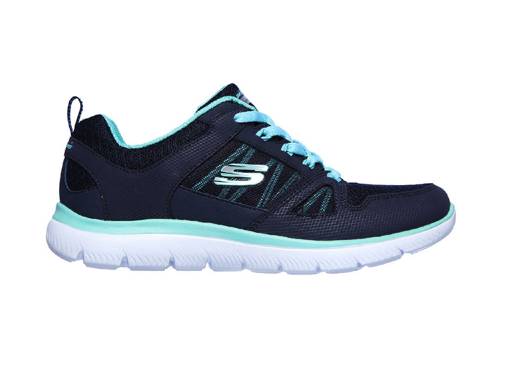Tenis deportivos Skechers para mujer en color azul marino con detalles en turquesa y suela blanca.