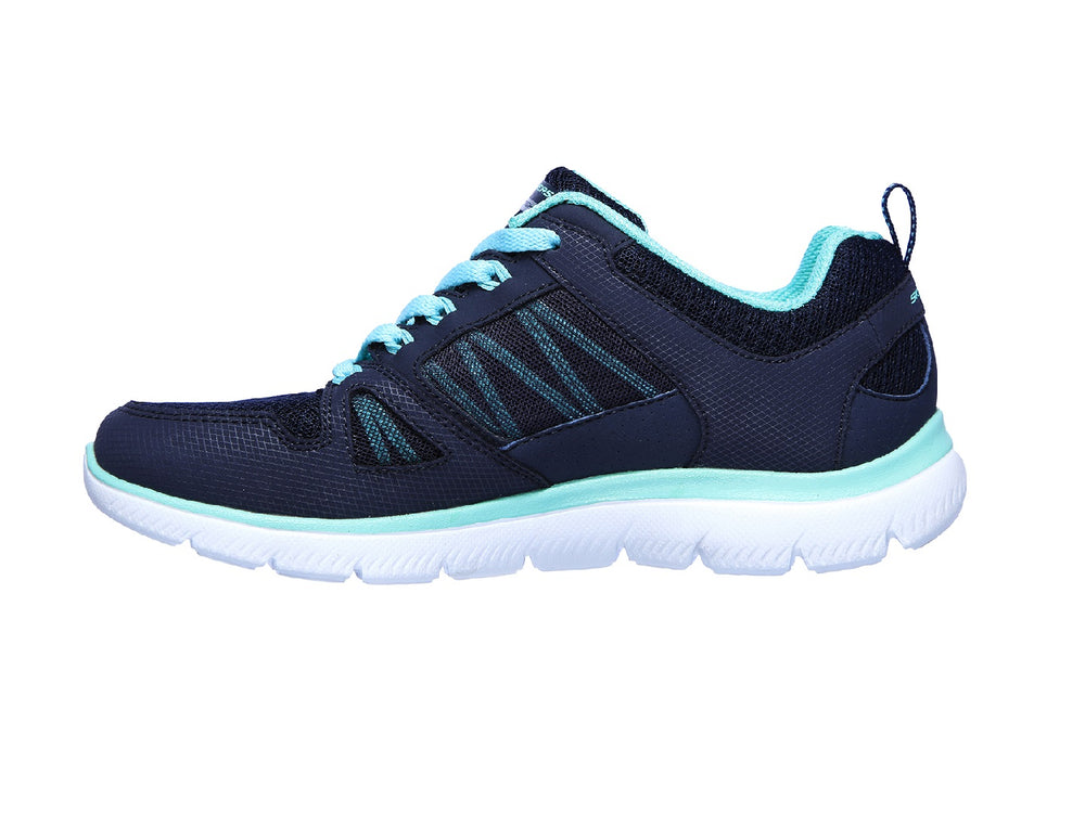 Tenis deportivos Skechers para mujer en color azul marino con detalles en turquesa y suela blanca.