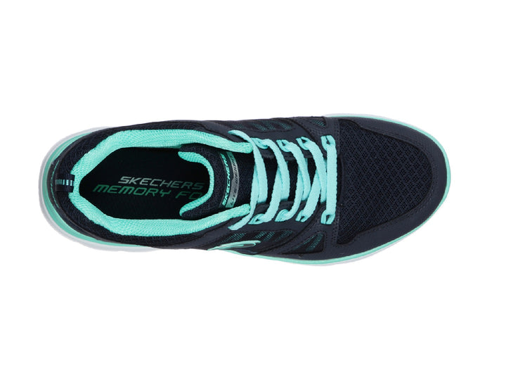 Tenis deportivos Skechers para mujer en color azul marino con detalles en turquesa y suela blanca.