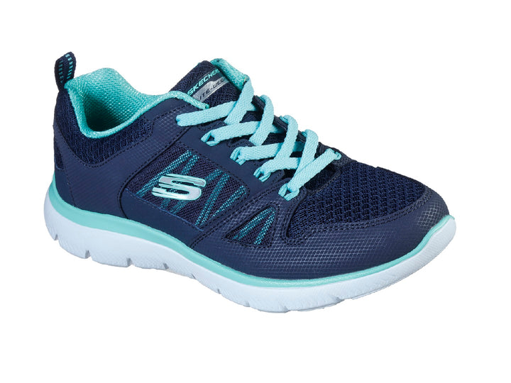 Tenis deportivos Skechers para mujer en color azul marino con detalles en turquesa y suela blanca.