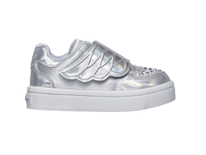 Tenis plateados brillantes para niña con detalle de ala en la correa y pedrería en la punta.