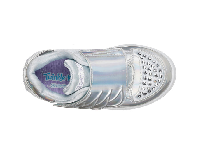 Tenis plateados brillantes para niña con detalle de ala en la correa y pedrería en la punta.