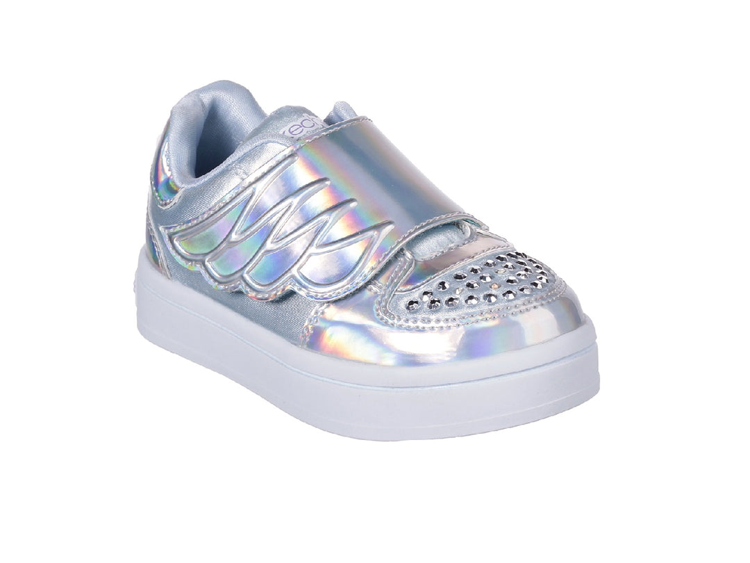 Tenis plateados brillantes para niña con detalle de ala en la correa y pedrería en la punta.