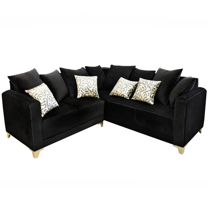 Sofá esquinero color negro con cojines decorativos estampados y patas doradas.