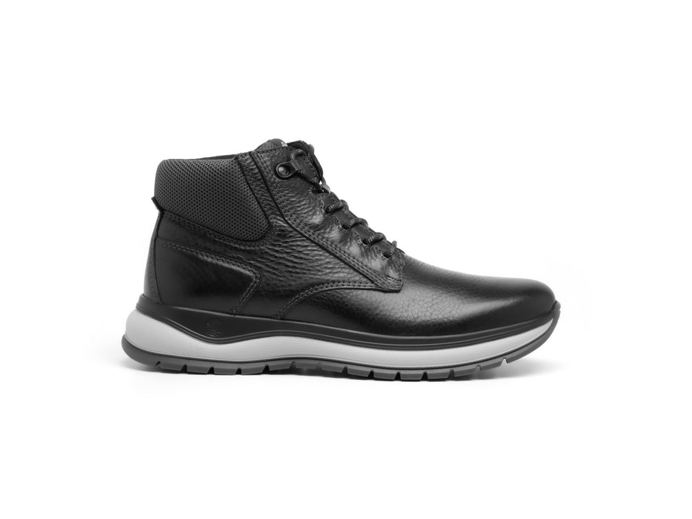 Bota Flexi Randall Country para hombre en color negro con suela gris y acabado en cuero.