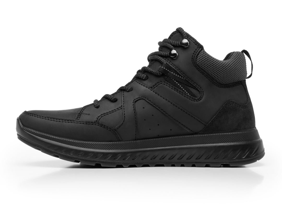 Zapato deportivo Flexi color negro con suela texturizada y cordones.