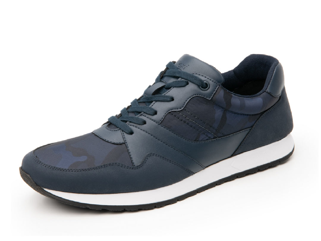 Tenis Flexi para hombre en color azul con suela blanca y detalles de camuflaje.