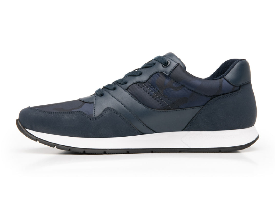 Tenis Flexi para hombre en color azul con suela blanca y detalles de camuflaje.