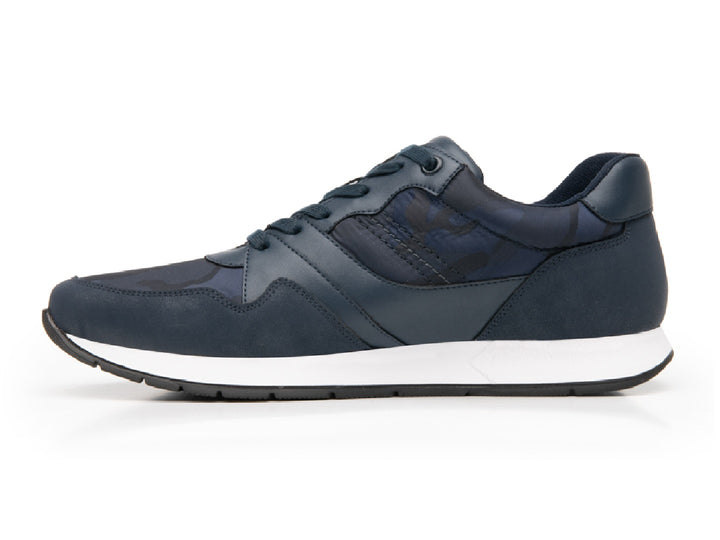Tenis Flexi para hombre en color azul con suela blanca y detalles de camuflaje.