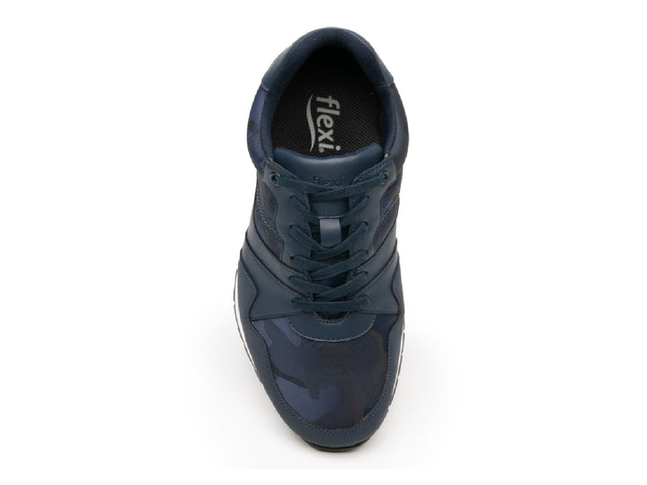 Tenis Flexi para hombre en color azul con suela blanca y detalles de camuflaje.