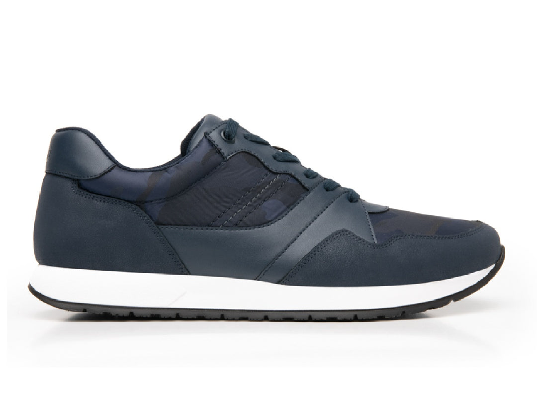 Tenis Flexi para hombre en color azul con suela blanca y detalles de camuflaje.