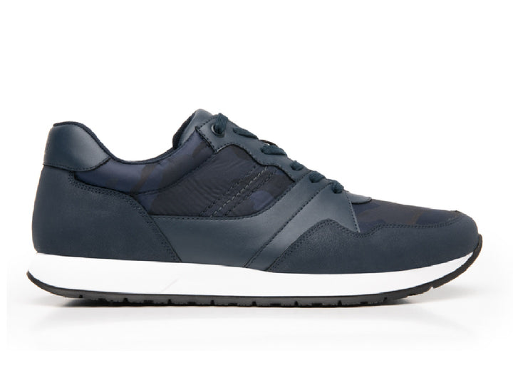 Tenis Flexi para hombre en color azul con suela blanca y detalles de camuflaje.