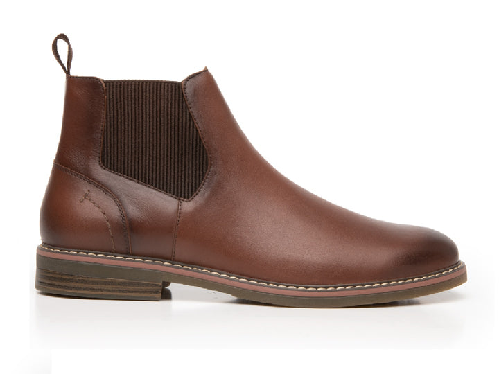 Botas Flexi Dinamo para hombre en color marrón shedron, estilo chelsea de cuero liso.