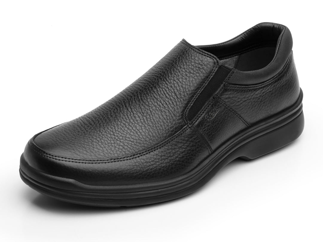 Zapato Flexi Yacht para hombre en color negro, estilo slip-on de cuero con textura granulada.