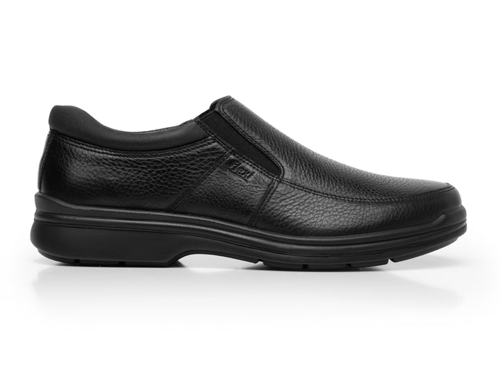 Zapato Flexi Yacht para hombre en color negro, estilo slip-on de cuero con textura granulada.