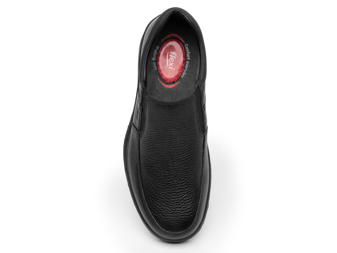 Zapato Flexi Yacht para hombre en color negro, estilo slip-on de cuero con textura granulada.