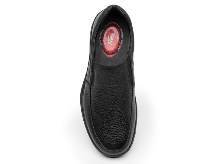 Zapato Flexi Yacht para hombre en color negro, estilo slip-on de cuero con textura granulada.