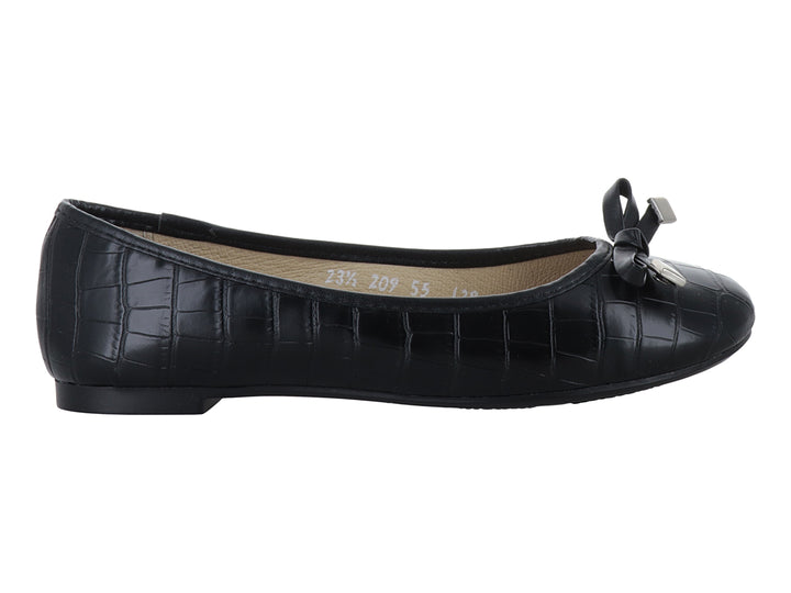 Zapato plano negro con textura de cocodrilo y detalle de moño decorativo en la punta.
