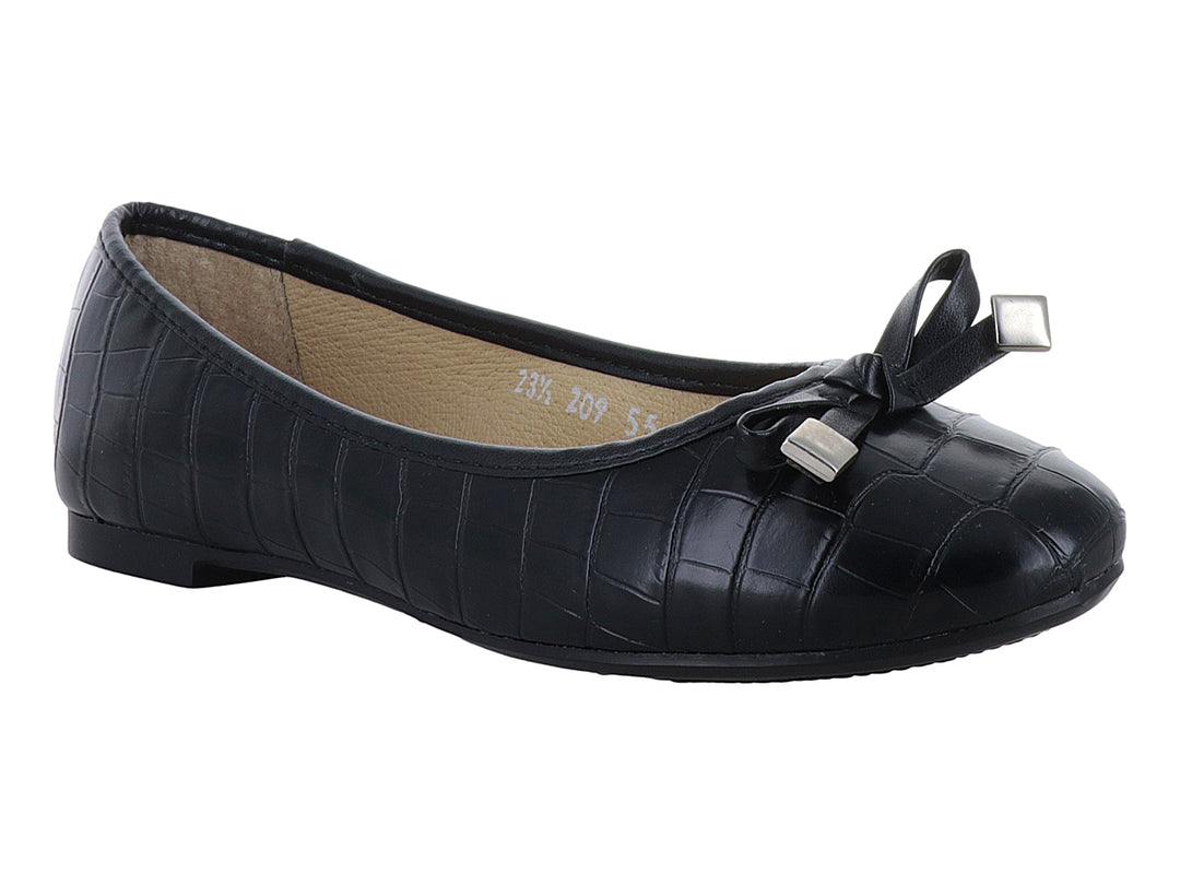 Zapato plano negro con textura de cocodrilo y detalle de moño decorativo en la punta.