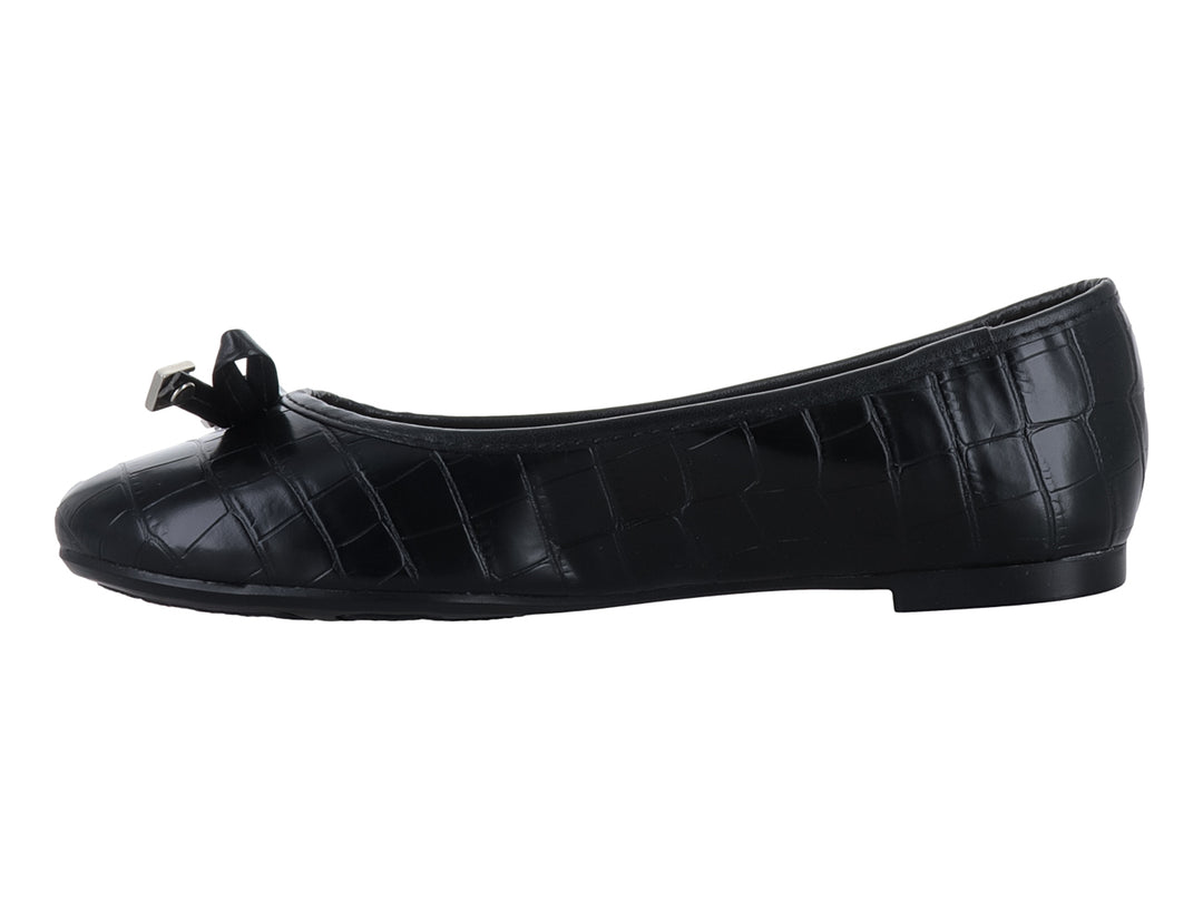 Zapato plano negro con textura de cocodrilo y detalle de moño decorativo en la punta.