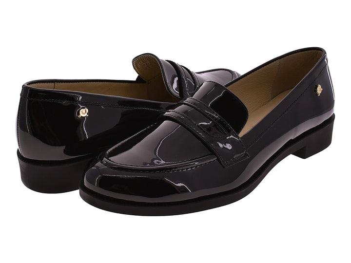 Par de zapatos mocasines negros de charol brillante para mujer.