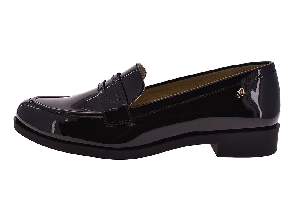 Par de zapatos mocasines negros de charol brillante para mujer.