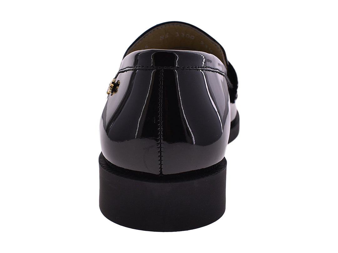 Par de zapatos mocasines negros de charol brillante para mujer.