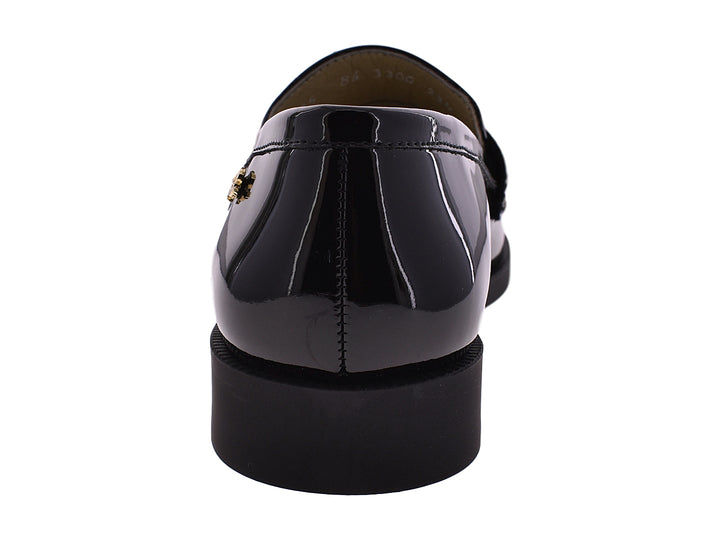 Par de zapatos mocasines negros de charol brillante para mujer.