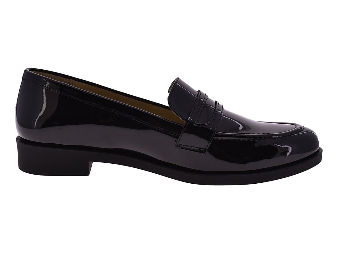 Par de zapatos mocasines negros de charol brillante para mujer.